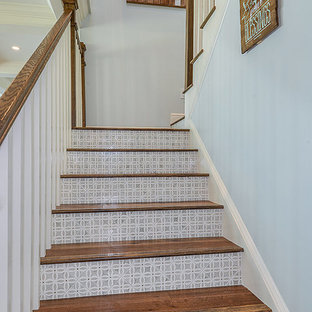 Ejemplo de escalera en U, clásica renovada, de tamaño medio, con escalones de madera y contrahuellas con baldosas y/o azulejos