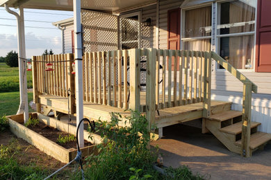 Diseño de terraza planta baja de estilo de casa de campo pequeña en patio trasero con barandilla de madera
