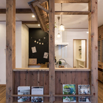 柱の間にマガジンラック