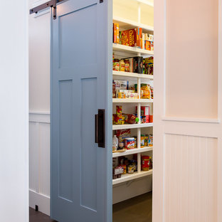 На фото: кухни в морском стиле с кладовкой и темным паркетным полом