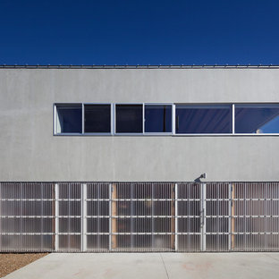 他の地域のラスティックスタイルのおしゃれな二階建ての家 (コンクリートサイディング、グレーの外壁、片流れ屋根、戸建、金属屋根) の写真