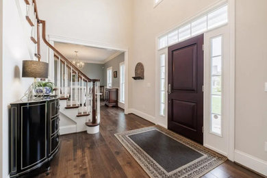 Example of a transitional entryway design in New York