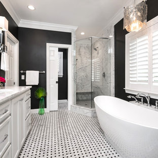 Badezimmer mit schwarzer Wandfarbe und Falttür-Duschabtrennung Ideen