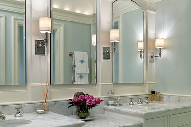 Transitional bathroom photo in Toronto