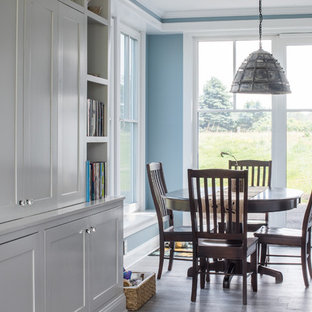 マンチェスターのトランジショナルスタイルのLDKの画像 (青い壁、無垢フローリング)