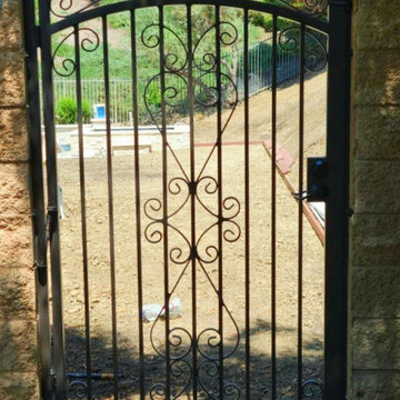 Single pedestrian side gate