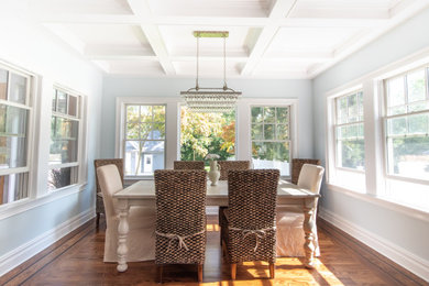 На фото: отдельная столовая в морском стиле с синими стенами, паркетным полом среднего тона, коричневым полом и кессонным потолком
