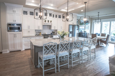 Kitchen - traditional kitchen idea in Louisville
