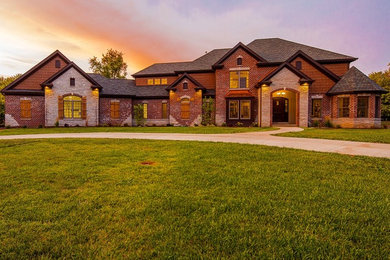 Example of a large classic multicolored one-story mixed siding exterior home design in St Louis with a shingle roof