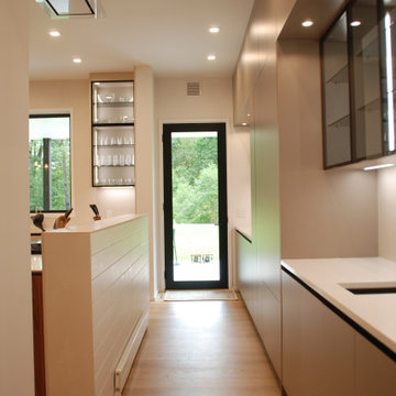 Modern Kitchen in Earth Tones