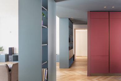Foto di un grande ingresso o corridoio minimal con pareti rosse, pavimento in legno massello medio, soffitto ribassato e pannellatura