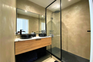 Aménagement d'une salle de bain principale moderne de taille moyenne avec une douche ouverte, un carrelage beige, un mur beige, sol en béton ciré, un plan de toilette en marbre et meuble double vasque.