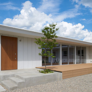 他の地域の中サイズの北欧スタイルのおしゃれな横庭のデッキ (張り出し屋根) の写真