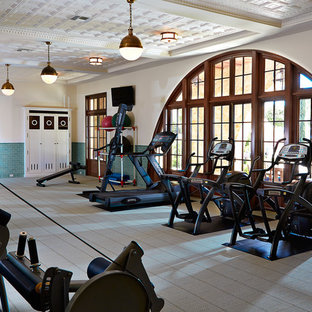 タンパの巨大なトラディショナルスタイルのおしゃれな多目的ジム (白い壁、カーペット敷き、グレーの床) の写真