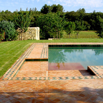 Réalisation d'un tour de piscine en carrés de terre cuite