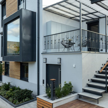 Modernes Einfamilienhaus mit leuchtendem Glaskubus