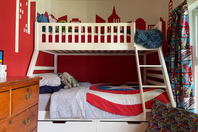 Imagen de dormitorio blanco moderno pequeño con paredes rojas