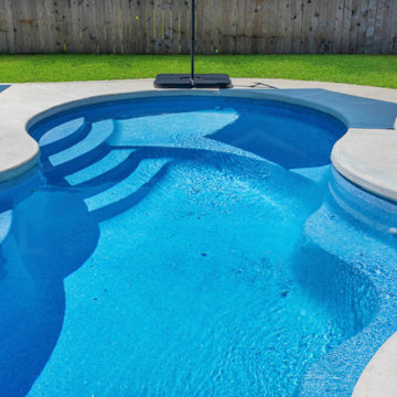 Sunshelf and Benches in Fiberglass Pool