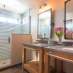 Salle De Bain Avec Carrelage En Métal Et Un Sol En Carrelage