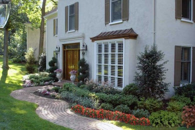 Inspiration for a traditional landscaping in Philadelphia.