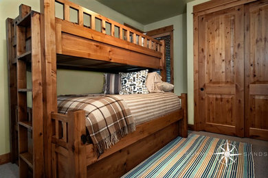 Modelo de dormitorio infantil de estilo americano de tamaño medio con paredes verdes y moqueta