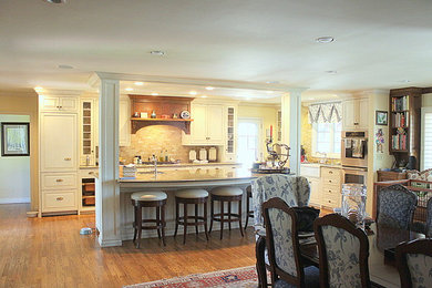 Example of a classic kitchen design in Los Angeles