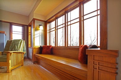 Imagen de sala de estar abierta minimalista grande con paredes grises, suelo de madera clara y suelo marrón
