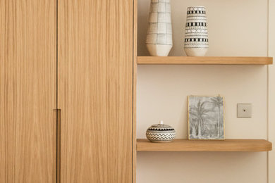 Réalisation d'une salle à manger design fermée et de taille moyenne avec un mur beige.
