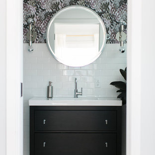 Idee per una stanza da bagno con doccia moderna di medie dimensioni con ante lisce, ante nere, pareti bianche, pavimento con piastrelle a mosaico, piastrelle bianche, piastrelle diamantate e lavabo a consolle