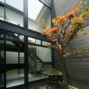 京都の小さいアジアンスタイルのおしゃれな中庭 (デッキ材舗装) の写真