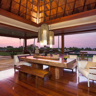 ハワイの広いトロピカルスタイルのLDKの画像 (無垢フローリング、暖炉なし)