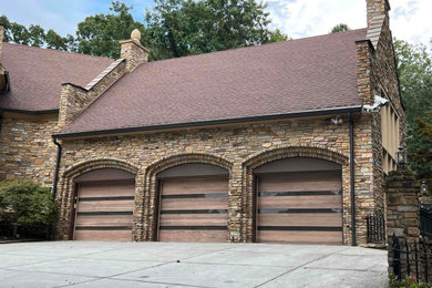 Cette photo montre un garage moderne.