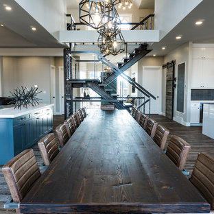 エドモントンの巨大なインダストリアルスタイルのLDKの画像 (無垢フローリング、茶色い床)