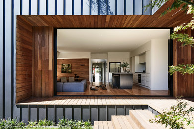 Foto de terraza planta baja contemporánea de tamaño medio en patio y anexo de casas