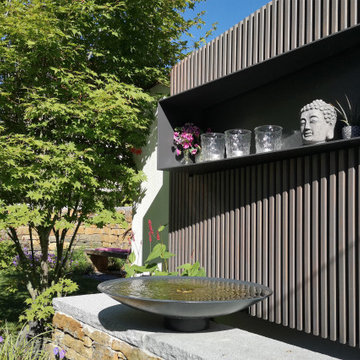 Wasserschale mit Wandverkleidung aus Holz