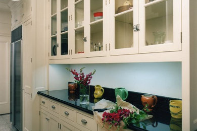 Kitchen - traditional kitchen idea in New York