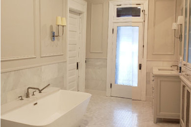 Idée de décoration pour une salle de bain tradition de taille moyenne avec un placard en trompe-l'oeil, une baignoire indépendante, un espace douche bain, WC à poser, un carrelage de pierre, un sol en marbre, un lavabo encastré, un plan de toilette en quartz modifié, une cabine de douche à porte battante, un banc de douche, meuble simple vasque et meuble-lavabo encastré.