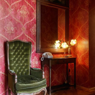 Bild på en mellanstor 50 tals hall, med röda väggar, mellanmörkt trägolv och beiget golv