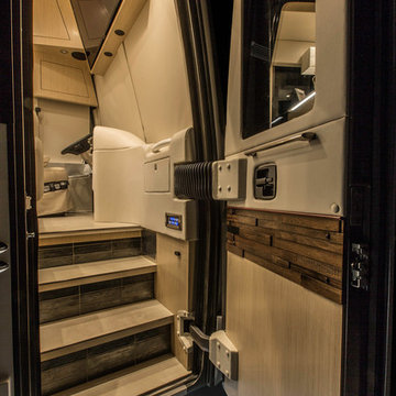 Featherlite Coach 3167 - Prevost H3-45 Triple Slide Motorhome