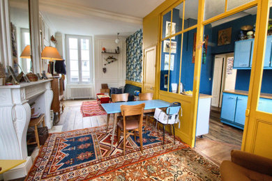 Cette image montre une salle à manger bohème.