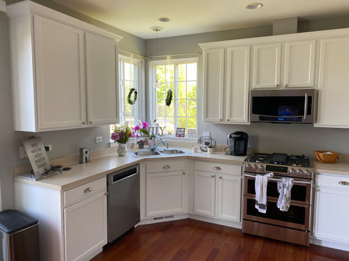 White Cabinets Light Or Dark Quartz, White Kitchen Cabinets With Dark Gray Quartz Countertops