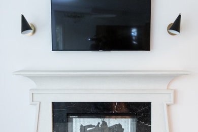 Modelo de salón para visitas cerrado minimalista grande con paredes blancas, suelo de madera oscura, todas las chimeneas, marco de chimenea de madera, televisor colgado en la pared y suelo marrón