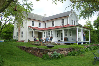Diseño de fachada de casa blanca y roja de estilo de casa de campo de tamaño medio de dos plantas con revestimiento de aglomerado de cemento, tejado a dos aguas, tejado de varios materiales y tablilla