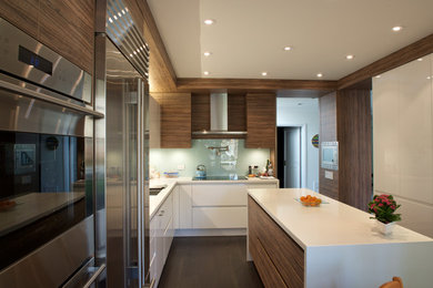 Inspiration for a modern kitchen remodel in Orange County