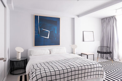 アリカンテにある中くらいなトラディショナルスタイルのおしゃれな主寝室 (グレーの壁、セラミックタイルの床、ベージュの床、壁紙)