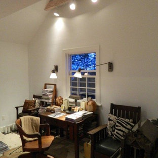 Imagen de despacho clásico renovado, pequeño, con chimeneas suspendidas