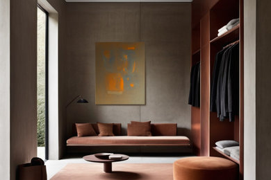 Großes Modernes Ankleidezimmer mit Einbauschrank und Betonboden in München