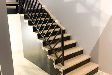 Modelo de escalera en U contemporánea de tamaño medio con escalones de madera y barandilla de metal