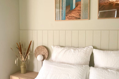Ejemplo de habitación de invitados marinera pequeña con paredes verdes, suelo vinílico, suelo beige y machihembrado