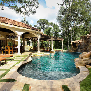 ヒューストンのオーダーメイド地中海スタイルのおしゃれなプール (ウォータースライダー) の写真